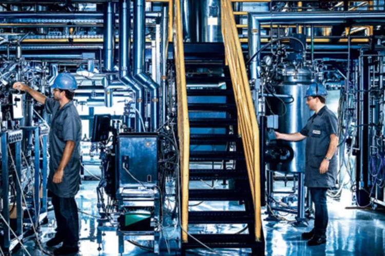 Alta tecnologia: técnicos trabalham na planta piloto do Laboratório de Bioetanol do CNPEM (Fabiano Accorsi / VOCÊ S/A)
