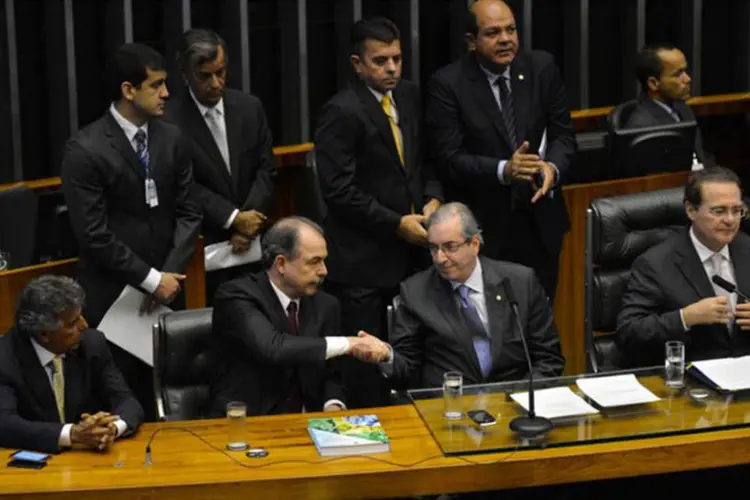 Ministro Aloizio Mercadante (Casa Civil) cumprimenta o presidente da Câmara, Eduardo Cunha, na sessão de abertura do ano legislativo (Fabio Rodrigues Pozzebom/ABr)