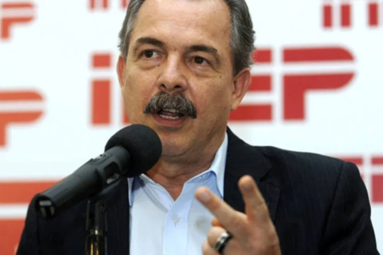 
	O ministro da Educa&ccedil;&atilde;o, Aloizio Mercadante: ele garante que institui&ccedil;&otilde;es que mantiveram &iacute;ndices ruins de ensino em avalia&ccedil;&atilde;o do governo ser&atilde;o punidas com &nbsp;rigor
 (Wilson Dias/ABr)