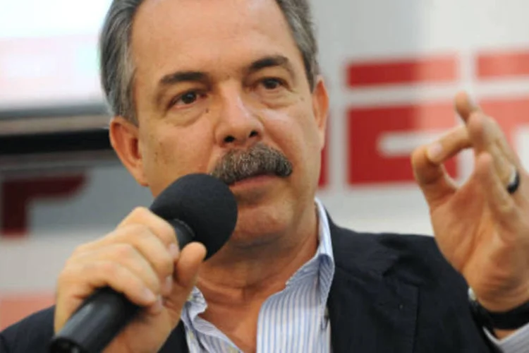 
	Aloizio Mercadante: &quot;A gente pode desonerar (a folha do setor de educa&ccedil;&atilde;o) para aumentar a efici&ecirc;ncia e os investimentos. Mas, em termos de prioridade econ&ocirc;mica, s&atilde;o os setores que est&atilde;o expostos &agrave; competitividade internacional&quot;, disse o ministro.
 (Elza Fiuza/ABr)