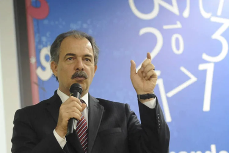 "O mérito é inegociável, a condição para o aluno acessar o CsF é ter mais de 600 pontos no Enem”, disse o ministro da Educação, Aloizio Mercadante (Wilson Dias/ABr)