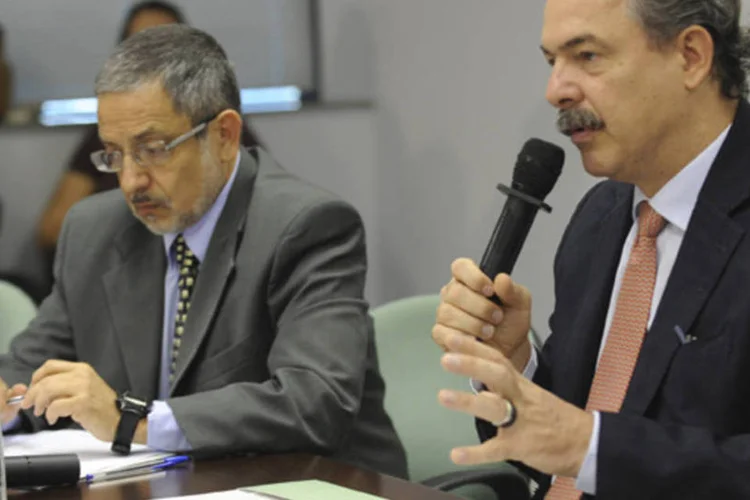 
	O ministro da Educa&ccedil;&atilde;o, Aloizio Mercadante: Mercadante lembrou que a Lei de Cotas, cuja regulamenta&ccedil;&atilde;o foi publicada h&aacute; duas semanas, &eacute; uma pol&iacute;tica para os pr&oacute;ximos dez anos
 (Elza Fiúza/ABr)