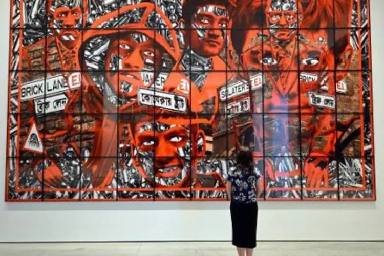 Uma mulher observa uma obra dos artistas George Passmore e Gilbert Prousch, em uma galeria de Londres (Carl Court/AFP)