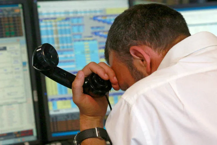Operador do mercado financeiro após resultado do referendo no Reino Unido, que definiu a saída do país da União Europeia (Russell Boyce/Reuters)