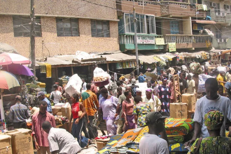 Mercado em Lagos, na Nigéria: o país está em sua primeira recessão em décadas (Wikimedia Commons)