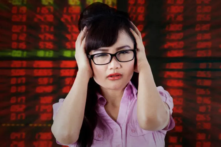 
	Mulher estressada em mercado financeiro: a Bolsa de Xangai, a principal da China, encerrou o preg&atilde;o desta sexta-feira com fortes perdas
 (CreativaImages/Thinkstock)