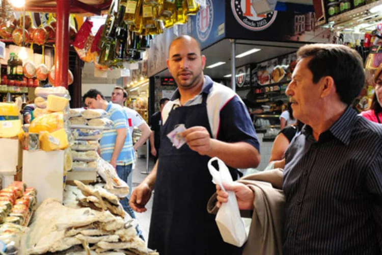 Comércio em São Paulo: ser informado de quanto paga de impostos nos produtos é um direito do consumidor que ainda está só no papel (Germano Lüders/Site Exame)