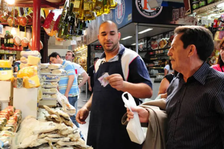 
	Consumiodor fazendo compras em um com&eacute;rcio de S&atilde;o Paulo
 (Germano Lüders/EXAME.com)