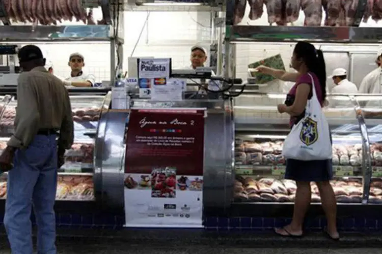 
	Pessoas compram carne em S&atilde;o Paulo: volume embarcado supera a marca de 1,2 milh&atilde;o de toneladas exportadas pelo pa&iacute;s em 2012
 (REUTERS/Nacho Doce)