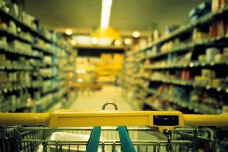 
	Carrinho de supermercado: a expectativa &eacute; que haja redu&ccedil;&atilde;o nos pre&ccedil;os dos itens da cesta pesquisada pela Abras durante os pr&oacute;ximos meses.
 (spijker/Creative Commons)