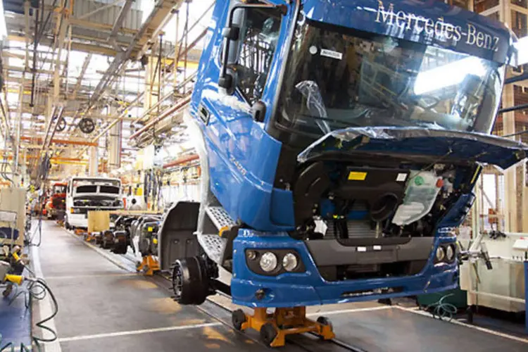 Linha de caminhões em São Bernardo: queda de vendas levou a congelamento de salários (CLAUDIO GATTI)