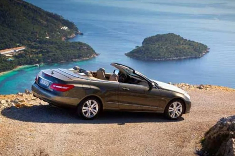Mercedes-Benz E-Cabrio: programa de trainee tem duração de até 15 meses (Divulgação/EXAME.com)