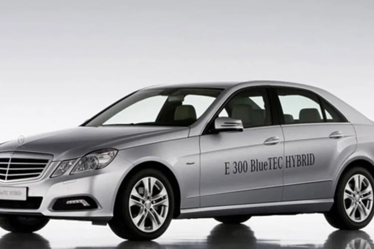 O E300 será vendido na Europa nas configurações sedã ou station-wagon (Divulgação)