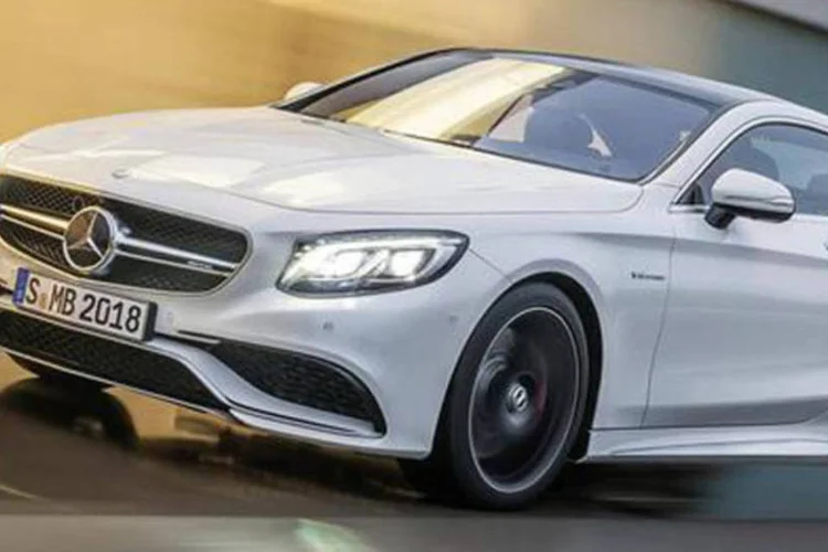 Mercedes-Benz S 63 AMG Coupe: carro é facilmente identificado pelos novos para-choques, para-lamas alargados e as quatro saídas de escapamento cromadas, combinando com um aerofólio em acabamento preto (Divulgação/Mercedes)