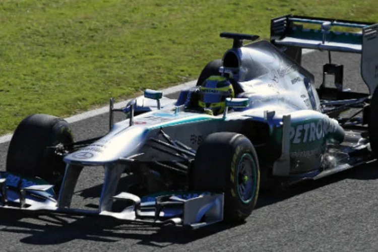 Nico Rosberg da Alemanha dirige o novo Mercedes W04 em apresentação oficial na pista de Jerez, no sul da Espanha (REUTERS / Marcelo Del Pozo)