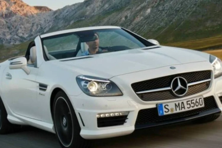 O novo conversível é o mais potente SLK já fabricado pela Mercedes. Faz de 0 a 100 km/h em 4,6 segundos, e atinge 250 km/h (Divulgação)