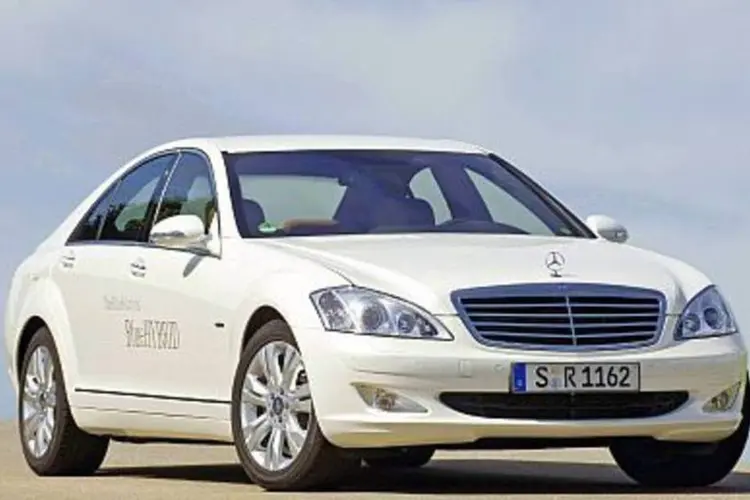 Classe S 400 Hybrid: O modelo produz 186 gramas de gás carbônico por quilômetro rodado (.)