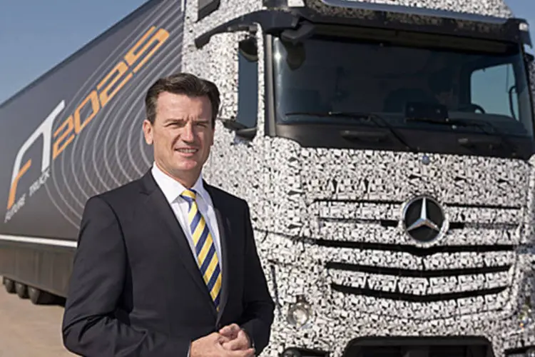 Executivo da Daimler posando com o caminhão autônomo da empresa (Divulgação/Daimler)