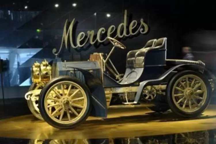 Uma Mercedes Simplex de 1902 em exposição no museu Mercedes-Benz de Stuttgart (Thomas Kienzle/AFP)