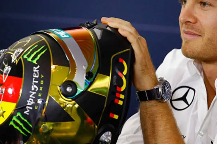 Nico Rosberg, da Alemanha, apresenta seu novo capacete decorado com a bandeira alemã e quatro estrelas, simbolizando a vitória na Copa  (REUTERS/Kai Pfaffenbach)