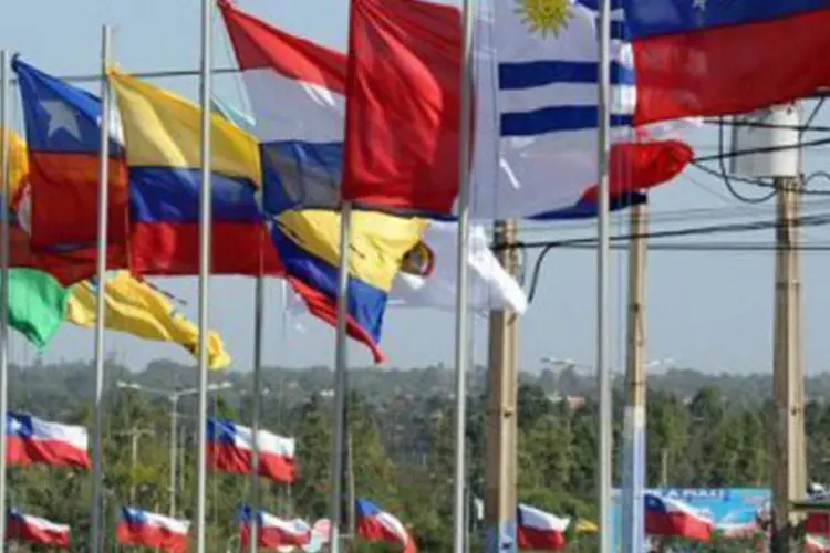 
	Bandeiras do Mercosul: outros pa&iacute;ses latino-americanos, como Uruguai, Col&ocirc;mbia e Peru, tamb&eacute;m s&atilde;o indicados para investimentos
 (Norberto Duarte/AFP)