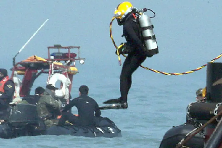 
	Mergulhador pula no mar na &aacute;rea de buscas do acidente de barco na Coreia do Sul: os mergulhadores come&ccedil;aram a mostrar sinais de esgotamento
 (REUTERS/Yonhap)