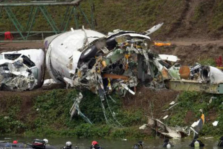 Mergulhadores procuram no rio Keelung, em Taiwan, pessoas desaparecidas após o acidente, que deixou 35 mortos (Sam Yeh/AFP)