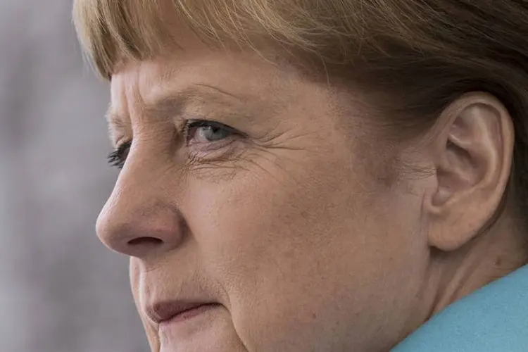 
	Merkel: ela permanece, no entanto, bem mais popular do que seu principal rival
 (Axel Schmidt / Reuters)