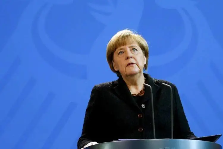 
	Por conta da entrada de refugiados, a chanceler Merkel parece mais vulner&aacute;vel e o partido Alternativa para a Alemanha, anti-imigra&ccedil;&atilde;o, cresce
 (REUTERS/Hannibal Hanschke)