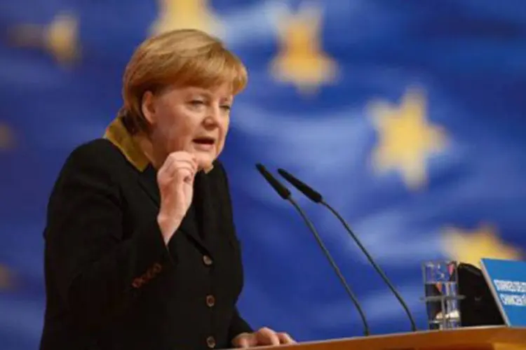 
	A chanceler Angela Merkel discursa em Hanover, na Alemanha: esta tarde ela ser&aacute; reeleita para o s&eacute;timo mandato &agrave; frente do partido Uni&atilde;o Crist&atilde;-Democrata (CDU)
 (Johannes Eisele/AFP)
