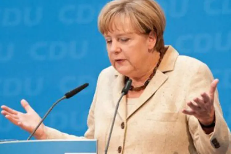 A chanceler Angela Merkel expressou oposição a uma frase o esboço da conclusão da cúpula da UE que propõe que o BCE continue comprando bônus no mercado secundário (Franziska Koark/AFP)