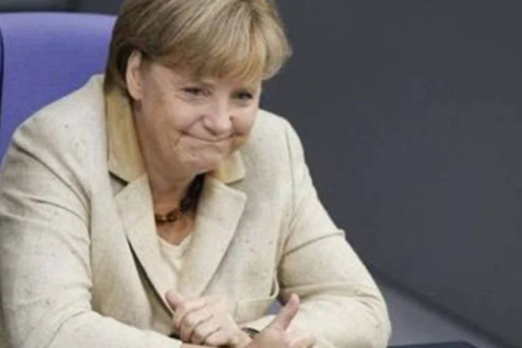 A chanceler alemã Angela Merkel gesticula durante votação na Câmara Baixa do Parlamento, em Berlim (Tobias Schwarz/Reuters)