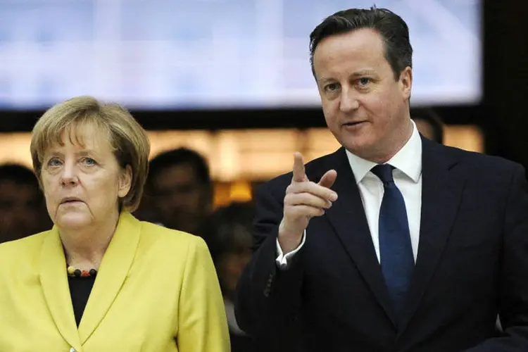 
	Cameron e Merkel: eles condenaram hoje em conjunto o &quot;b&aacute;rbaro&quot; atentado &agrave; revista &quot;Charlie Hebdo&quot; em Paris
 (Facundo Arrizabalaga/Pool/Reuters)