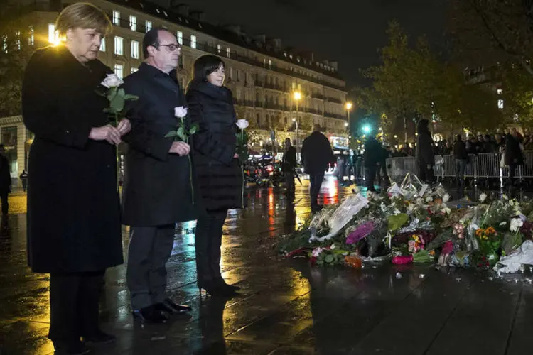 
	Merkel e Hollande prestam homenagem a v&iacute;timas dos Atentados em Paris: o encontro em Bruxelas foi o primeiro entre os l&iacute;deres da UE desde os ataques de 13 de novembro
 (Etienne Laurent/ Reuters)