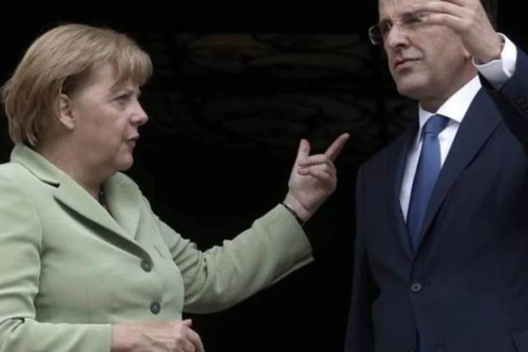 Premiê da Grécia, Antonis Samaras, conversa com chanceler da Alemanha, Angela Merkel, em Atenas (Yorgos Karahalis/Reuters)