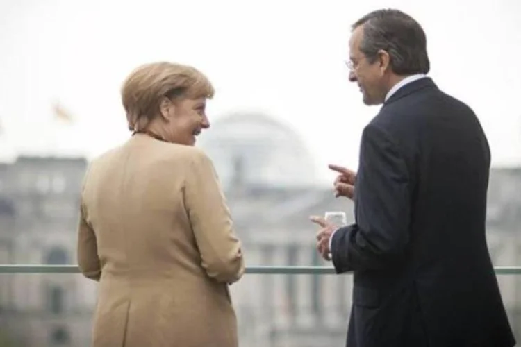 Chanceler alemã Angela Merkel e premiê grego Antonis Samaras conversam na varanda da Chancelaria, em Berlim (Thomas Peter/Reuters)