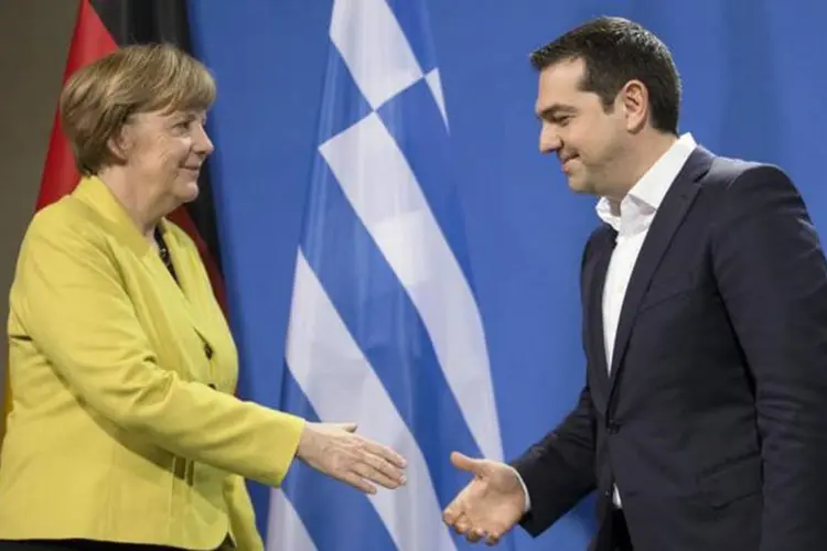 
	A chanceler alem&atilde;, Angela Merkel, e o primeiro-ministro da Gr&eacute;cia, Alexis Tsipras: a Gr&eacute;cia negou que vai atrasar um pagamento ao FMI que vence em 9 de abril
 (REUTERS/Hannibal Hanschke)