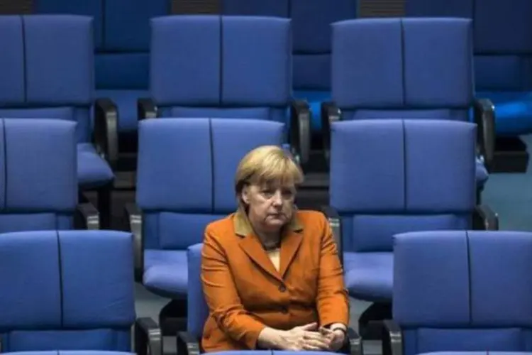 
	Angela Merkel em debate durante sess&atilde;o da Bundestag, em Belim: As ind&uacute;strias produziram 4,3 por cento menos bens de capital&nbsp;
 (Thomas Peter/Reuters)