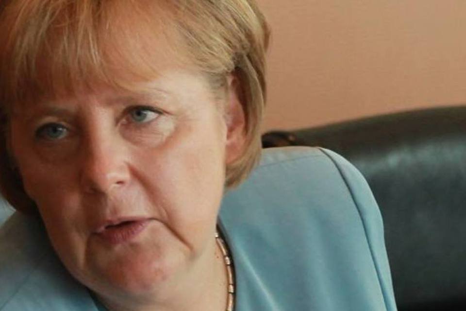 Merkel defende participação voluntária em ajuda à Grécia