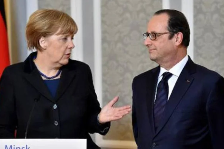 
	Angela Merkel e Fran&ccedil;ois Hollande: documento diz que a Gr&eacute;cia pode ter 15,5 bilh&otilde;es de euros em financiamento
 (Kirill Kudryavtsev/AFP)