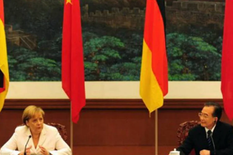 Angela Merkel ao lado do primeiro-ministro chinês, Wen Jiabao: Alemanha e China são os maiores exportadores do mundo (Frederic J. Brown/AFP)