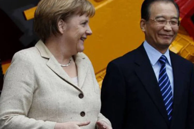 Merkel, e o primeiro-ministro chinês, Wen Jiabao: 'é importante que as empresas tenham o mesmo ambiente de concorrência nos dois países', disse a líder alemã
 (Bobby Yip/AFP)