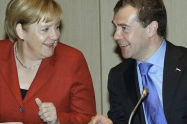 Angela Merkel encontra-se com presidente russo Dmitri Medvedev (Vladimir Rodionov/AFP)