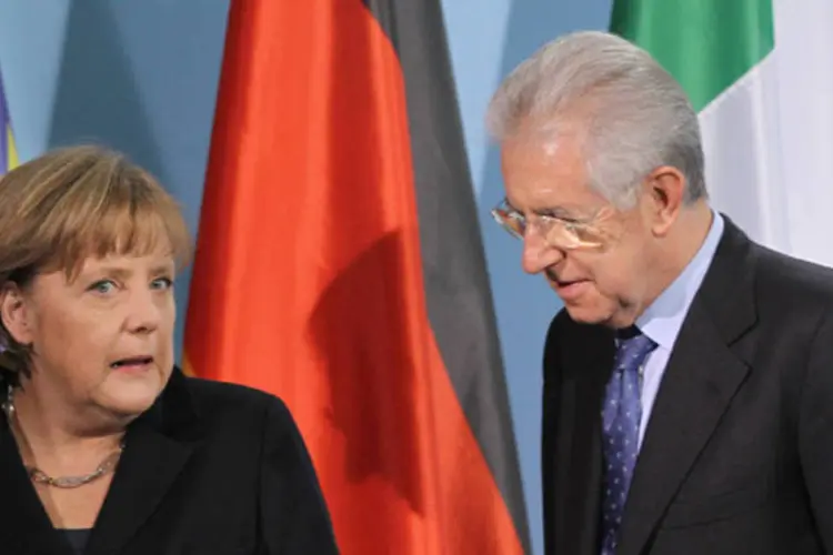 Merkel e Monti: o líder italiano disse que seu país fará a necessária contribuição para a estabilização da zona do euro e afirmou que 'não se deve temer a Itália'
 (Sean Gallup/Getty Images)