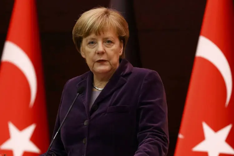
	Angela Merkel: ela afirmou que seu governo n&atilde;o se distanciava da resolu&ccedil;&atilde;o parlamentar que tinha gerado os protestos turcos
 (Umit Bektas / Reuters)