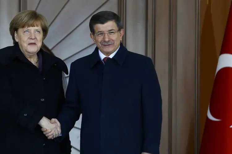 
	Merkel na Turquia: seu objetivo &eacute; pressionar o governo turco para que diminua o fluxo de migrantes
 (Umit Bektas / Reuters)
