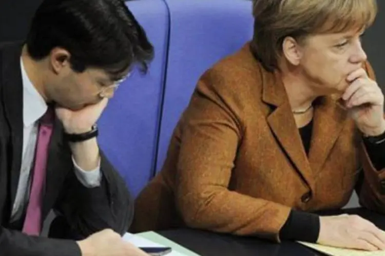 O ministro da Economia, Philipp Rösler, e a chanceler, Angela Merkel, no Parlamento alemão (Rainer Jensen/AFP)