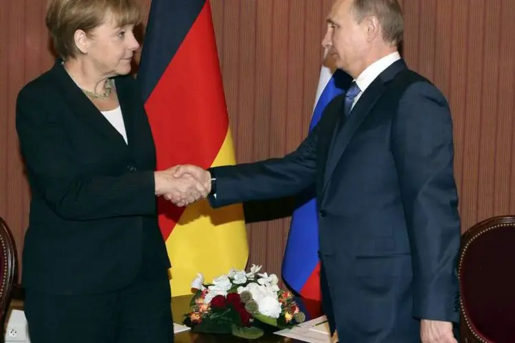 Angela Merkel e Vladimir Putin: crise da Ucrânia foi o foco da reunião entre os dois (Sergei Karpukhin/Reuters)