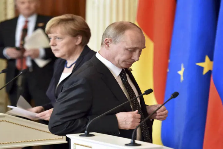 
	Putin e Merkel em confer&ecirc;ncia em Moscou neste domingo (10): Chanceler fez o pedido durante visita ao pa&iacute;s
 (REUTERS/Kirill Kudryavtsev/Pool)