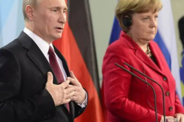 
	Putin e Merkel: &ldquo;&agrave; luz dos acontecimentos na Ucr&acirc;nia, &eacute; imposs&iacute;vel para Merkel participar da tradicional parada militar na Pra&ccedil;a Vermelha&rdquo;, afirmou funcion&aacute;rio alem&atilde;o
 (John Macdougall/AFP)